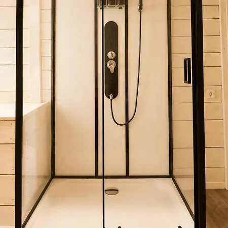 Lägenhet Charming Wooden Loft In A Restored 1920s House