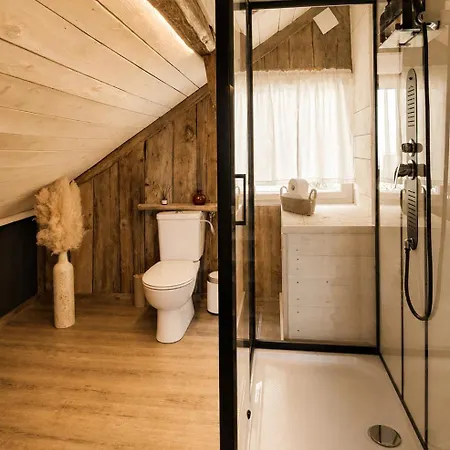 Lägenhet Charming Wooden Loft In A Restored 1920s House